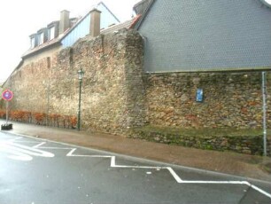 Stadtbefestigung-Stadtmauer (um 1220) im Westen über Feldseite (teilrekonstruiert) mit Steinbrüstung und Schießscharten in Übersicht