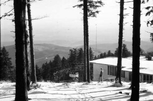 Schauinsland: Bergstation durch Wald gesehen