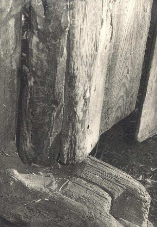 Holzbaudetail in Klein Partwitz : Bauwesen - Wirtschaftsgebäude und Gehöfte. Ort: Bjezdowy / Klein Partwitz. Drehpfeiler mit Becken.