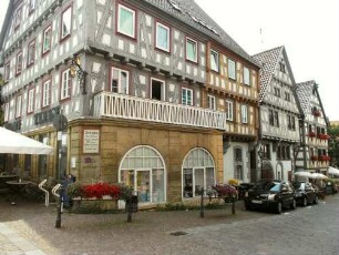Stadtbild-Kirchstraße-Stadtapotheke (1628 aus zwei Gebäuden zusammengefasst-ab 1661 als Apotheke)-Ansicht über Traufseite mit Fachwerkobergeschossen in Riegelbauweise