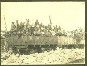 Afrikaner mit Transportgut auf Eisenbahnwaggons