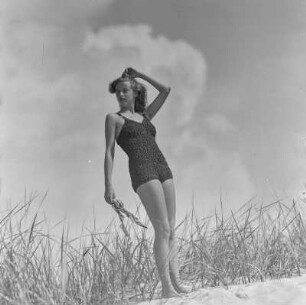 Frau im Badeanzug am Strand