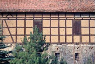 Ausschnitt der Traufseite eines Stallgebäudes; EG Naturstein, OG Fachwerk mit Lehmflechtwerk
