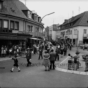 Schützenfest: Veranstalter Bürgerschützengilde von 1627 e.V. Bad Oldesloe: Umzug: Bahnhofstraße / Besttorstraße: vorbeiziehende Schützenmannschaften und Fahnenträger: am Straßenrand Zuschauer: 25. Juli 1976