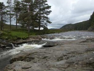 Wildwasser River Dee im schottischen Hochland bei Breamar, bekannte Lachsgründe