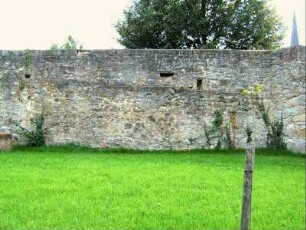 Stadtbefestigung-Ansicht im Ostnordosten-Stadtmauer über Feldseite (Wehrgang im 18 Jh abgetragen-Stadtgraben verfüllt) mit erhaltener querliegender Büchsenscharte (15-16 Jh) in Übersicht