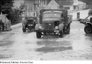 Fahrzeuge auf dem überschwemmten Ausstellungsgelände
