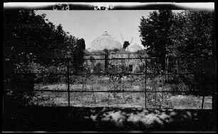 Urfa (= ªanlıurfa, Prov. ªanlıurfa, Türkei), Garten vor der Moschee