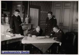 Konteradmiral Schmidt von Schwindt, Kommandeur einer Marine-Brigade