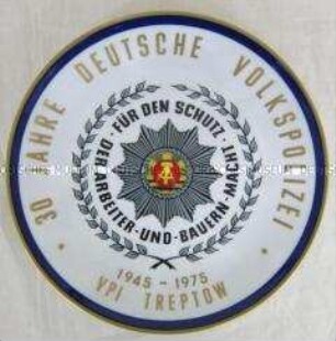 Zierteller der Volkspolizeiinspektion Berlin-Treptow zum 30. Jahrestag der Deutschen Volkspolizei