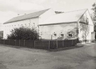 Mobschatz-Podemus, Podemuser Ring 2. Bauernhof. Wohnstallhaus (bez. 1884) mit Anbau