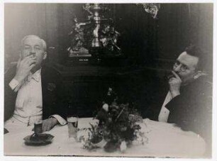 Reichstagspräsident Paul Löbe mit Reichstagsvizepräsident Siegfried von Kardorff während eines parlamentarischen Abends in Berlin. von links: Siegfried von Kardorff, Paul Löbe