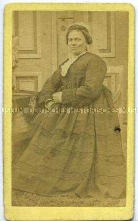 Frau im dunklen Kleid, Carte de Visite