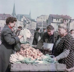 Weimar. Marktplatz : Weimar, Marktplatz, Marktfrau, April 1955
