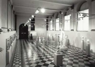 Kolossalstatue Lessings für das Braunschweiger Lessing-Denkmal : Raumaufnahme. Mosaiksaal mit Kolossalstatue Lessings für das Braunschweiger Lessing-Denkmal (1848-1849; E. Rietschel)