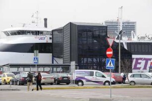 Fährhafen in Tallinn : Blick auf den Liegeplatz einer Schnellfähre im Fährhafen. Aufgenommen in Tallinn im April 2008