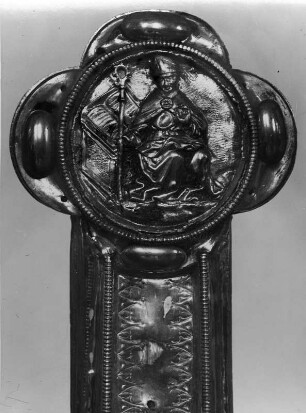 Vortragekreuz : Vortragekreuz. Silberblech, beschlagen und vergoldet (1446/1455). Teilansicht der Rückseite mit Reliefmedaillon mit dem Kirchenvater Ambrosius. Grünenbach (Kreis Lindau ), Pfarrkirche Sankt Othmar