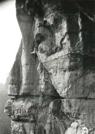 Sächsische Schweiz, Schrammsteine. Falkenstein. Seilschaft Paul Illmer am überhängenden Riß des Illmerweges (VIIc)