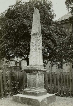Grünhain, Postmeilensäule : Grünhain. Kursächsische Postmeilensäule