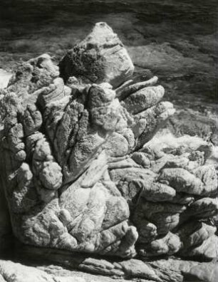 Ausgewaschene, typische Felsen an der Küste Sardiniens