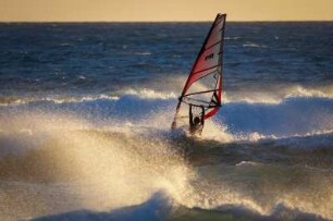 Frankreich. Provence. Bouches du Rhone. Carro. Surfer im Abendlicht