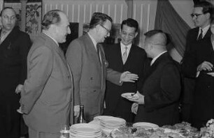 Empfang im vietnamesischen Ausstellungspavillon, Rolf Lemser (?) Messeamtsdirektor (2.v.r.) im Gespräch mit Vertretern der vietnamesischen Messedelegation