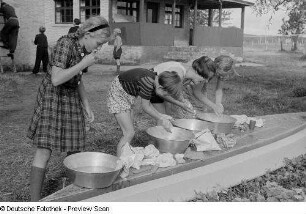 Mädchen beim Waschen und Zähne putzen