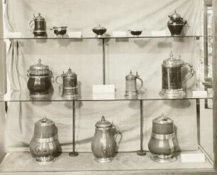 Vitrine 19: oben: Gefäße aus Serpentin in Goldfassung & Mitte: Krüge, Kanne und Büchse aus Serpentin & Henkelkrug aus Nephrit & unten: Humpen und Henkelkanne aus Serpentin