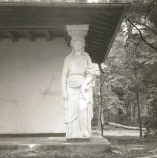 Saßleben. Landschaftspark. Inselpavillon (1927). Karyatide mit blumengefülltem Füllhorn