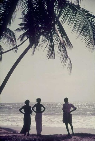 Reisefotos. Abendliche Strandszene (vielleicht in Indonesien)