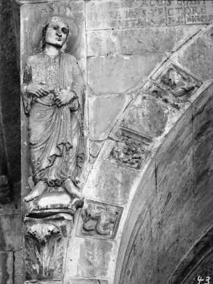 Westportal mit Vorhalle — Johannes der Evangelist
