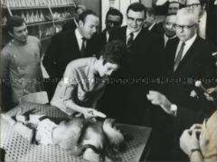 Bundespräsident Gustav Heinemann im Tierlabor der Berliner Schering AG