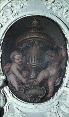 Zwei Putten mit Vase