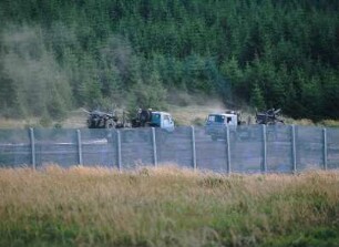 Deutsch-deutsche Grenze : Lastwagen der DDR-Grenztruppen hinter der deutsch-deutschen Grenze am Wurmberg (Harz).