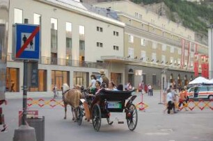 Salzburg - Festspielhaus : Fiaker vor dem Festspielhaus, aufgenommen in Salzburg 2006