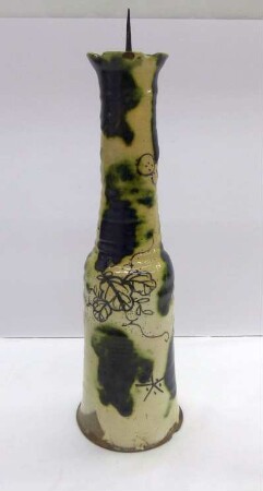 Kerzenhalter mit Paulownia-Blüten und auffliegenden Vögeln