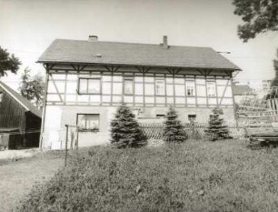 Beierfeld (Kreis Schwarzenberg), August-Bebel-Straße 47. Gehöft. Wohnstallhaus. Straßenfront