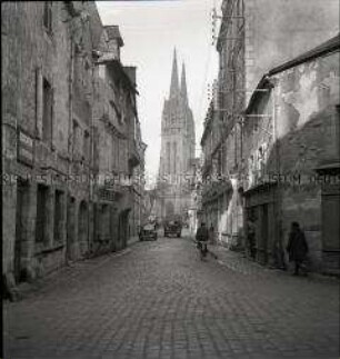 Kathedrale Saint-Corentin in der Seitenansicht in der Stadt Quimper an der französischen Atlantikküste