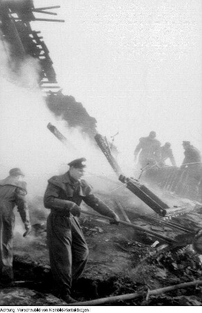 Dresden. Feuerwehr: Übungen - Unterricht in Schulen - Explosion in Hohendölzschen - Brand auf der Hamburger Straße, März 1960 - Schulung, 1958/60