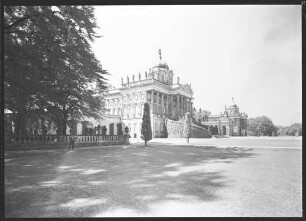 Potsdam, Neues Palais, Commun, Blick aus Richtung Südtor auf den südlichen Commun im Hintergrund nördlicher Commun.