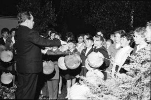 Freiburg: VdK Kinderchor mit Lampions singt im Garten des Oberbürgermeisters, Dirigent Trietschler