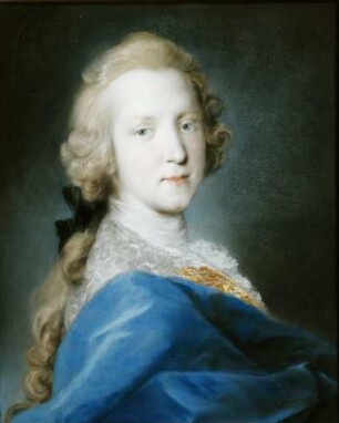 Ein junger Herr in bauschigem blauen Mantel