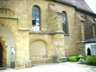 Langhaus (Neubau Jahr 1470 auf Ottonisch-Romanischem Vorgänger) - Traufseite Süd über Kirchhof mit Strebepfeiler und einstigen Maßwerkfenstern (im 18 Jh überarbeitet)