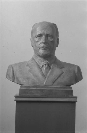 Büste von Walter Ulbricht (alte Fassung) : Büste von Walter Ulbricht (alte Fassung). Gips, getönt oder Bronze (vor 1964; W. Arnold)