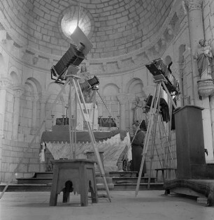 Aufgestellte Kameras im Chor von Saint-Cybard in Plassac-Rouffiac, hinten rechts Hans-Adalbert von Stockhausen (Aufnahme im Rahmen der Fotokampagne im besetzten Frankreich)
