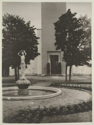 Brunnen mit stehendem weiblichen Halbakt : Brunnen mit stehendem weiblichen Halbakt. Kalkstein (1925/1930; B. Eimert). Dresden. Internationale Hygieneausstellung 1930/1931, Turmplatz