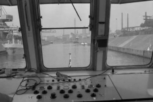 Duisburg: Hafenrundfahrt, aus dem Kommandostand des Schiffes
