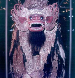 Offenbach am Main, Frankfurter Straße 86. Deutsches Ledermuseum / Schuhmuseum. Barong, eine Tanzfigur der Insel Bali. Büffelpergament (Kostüm) und Holz, geschnitzt (Maske); Länge ca. 3,50 m
