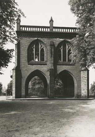 Park Babelsberg. Ansicht der 1871 im gotischen Stil errichteten Berliner Gerichtslaube