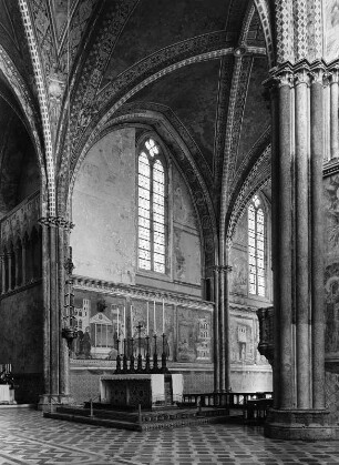 Assisi. San Francesco (1228-1253). Vierung und westliches Langhausjoch, nach Nordosten